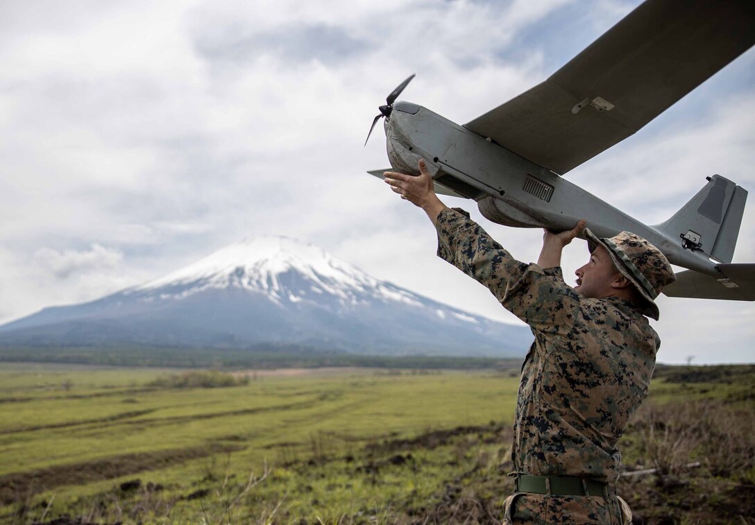 米海兵隊基地キャンプ富士に展開する部隊が、無人航空機RQ-20プーマを使って、同基地の既存の航空機着陸帯の改善、滑走路の修理、および給油ポイントの準備のために、上空からの調査を実施しました。