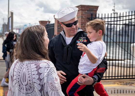 Machinist’s Mate (Auxiliary) 1st Class David Baker, assigned to the Los Angeles-class fast-attack submarine USS Albany (SSN 753), greets his wife, Alissa, and son, Brantlee, during the boat’s homecoming to Naval Station Norfolk, May 14, 2022