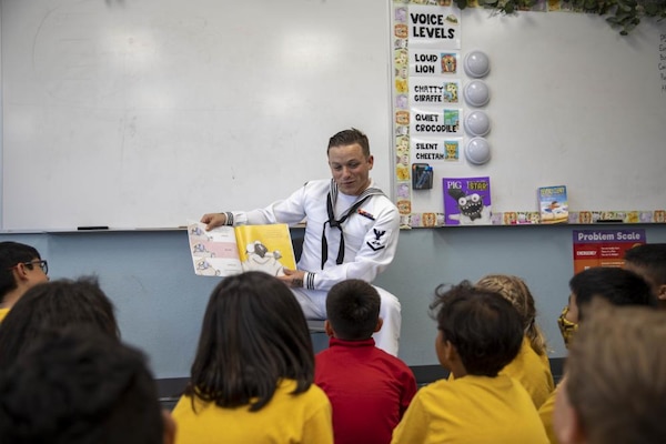 Makin Island Sailors Read to Students