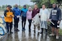 沖縄が復帰５０年を迎えた５月１５日、朝から降り続く雨の中、アメリカ海兵隊員と地元住民のボランティアが沖縄県総合運動公園の海岸沿いでゴミ拾いを敢行しました。隊員らはテトラポットの間に入り込み、ゴミを取り除いていました。
