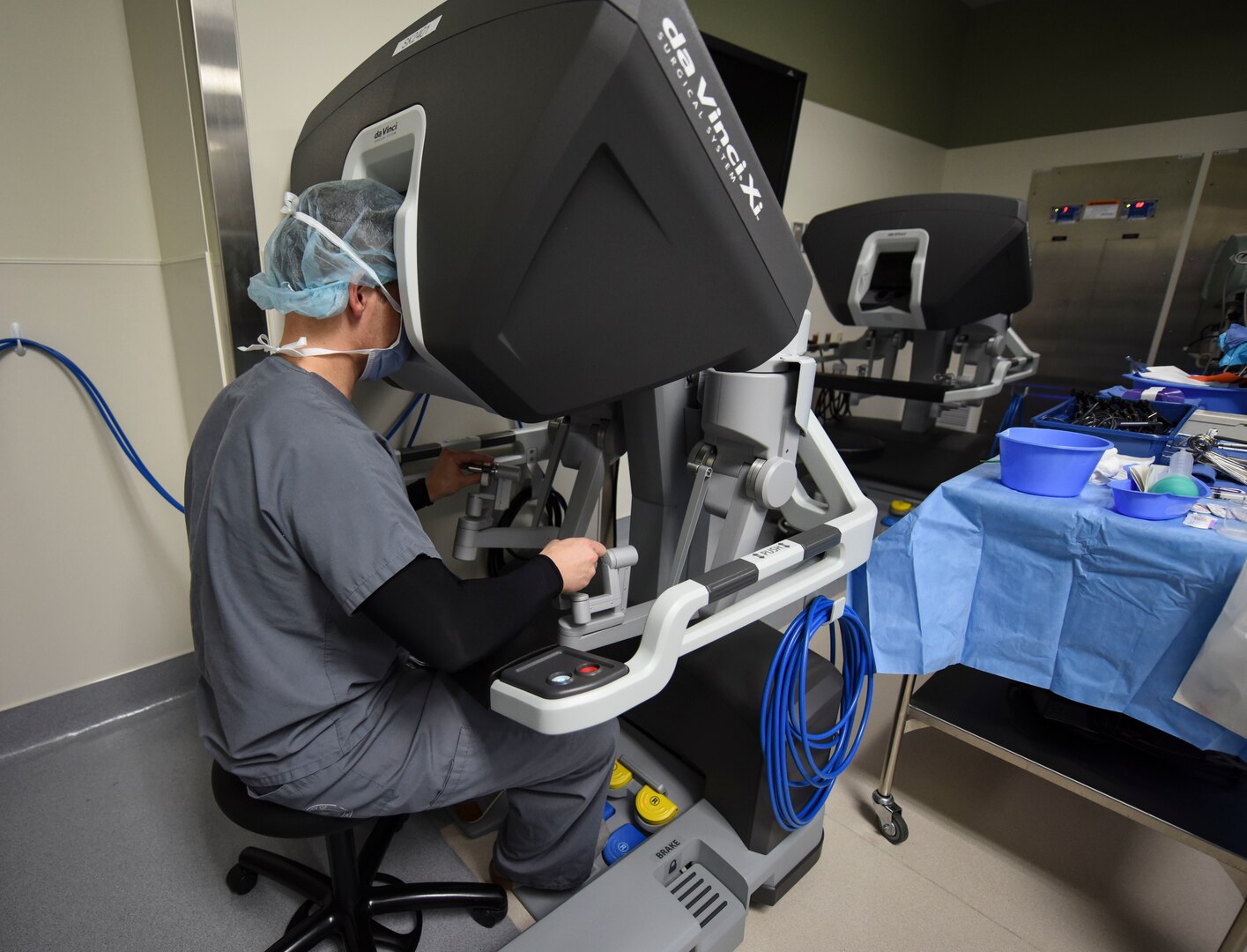 Maj. William Scott, 99th Surgical Operations Squadron general surgeon, performs surgery using the da Vinci Surgery System at the Mike O’Callaghan Military Medical Center, Nellis Air Force Base, Nev., April 3, 2019. The console provides the surgeon with a magnified, three-dimensional view of the surgical site as the tower sits over the patient and performs the operation. (U.S. Air Force photo by Airman 1st Class Bailee A. Darbasie)