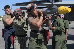 U.S. Sailors assigned to Strike Fighter Squadron (VFA) 83 remove an AIM-9X Sidewinder missile from an F/A-18E Super Hornet at Tyndall Air Force Base, Florida, May 10, 2022.