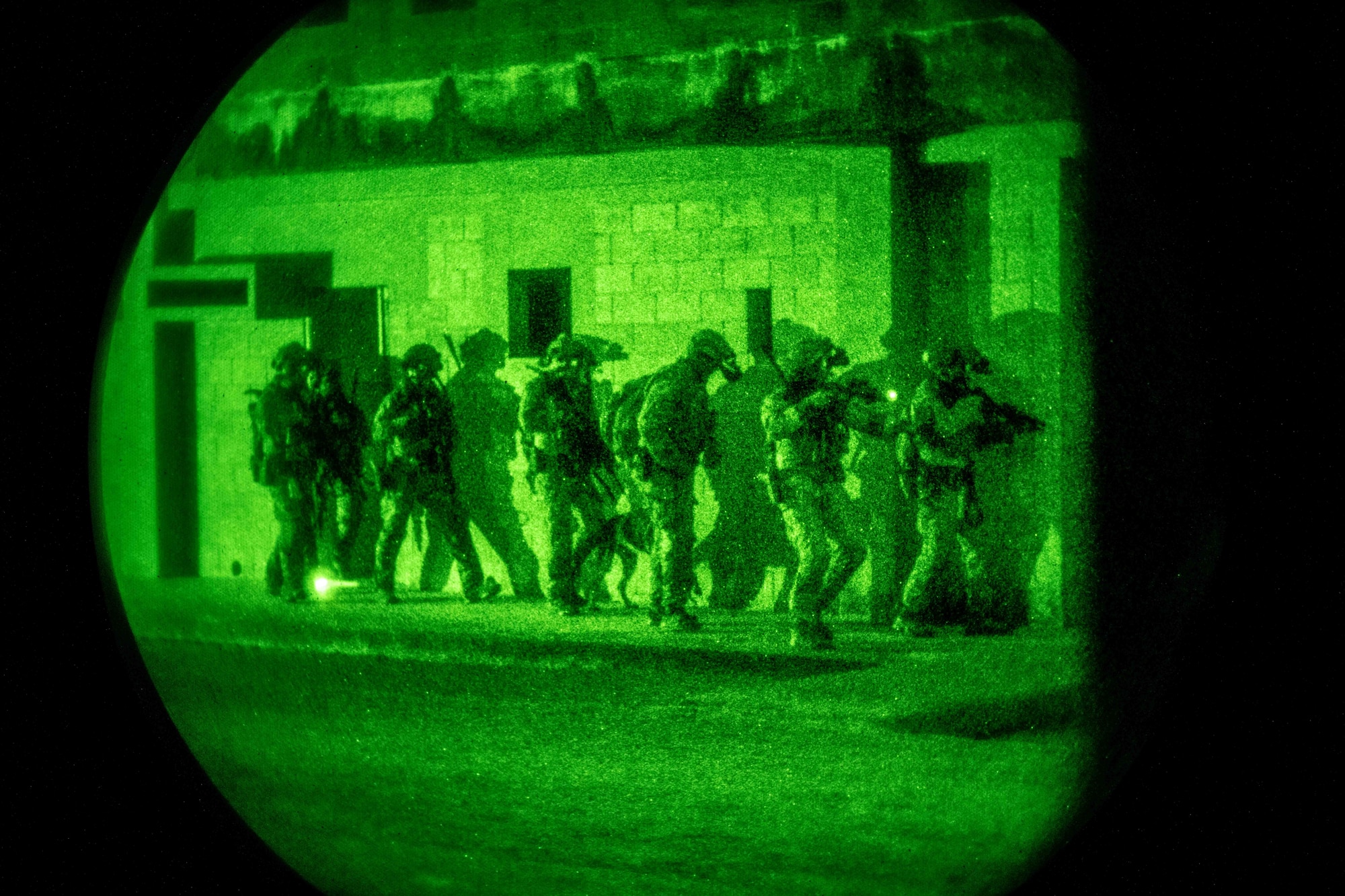 Airmen raid a building.