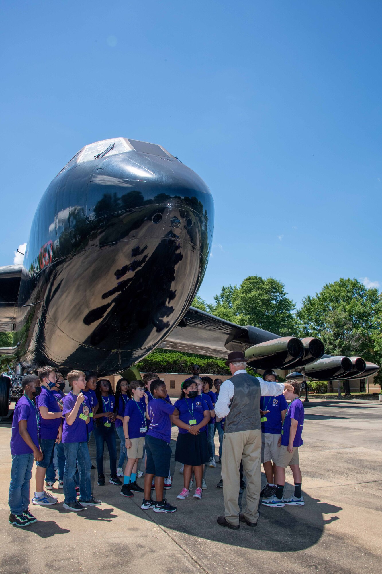 Maxwell AFB, Ala. – Elementary students from Bear Exploration Center For Mathematics, Science and Technology School learn about the B-52, May 13, 2022. (US Air Force photo by Melanie Rodgers Cox/Released)