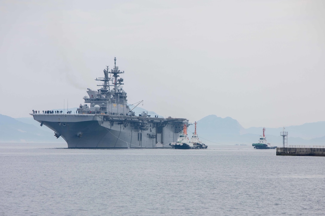 5月20日、米海兵隊岩国航空基地に入港する強襲揚陸艦トリポリ（LHA7）。岩国基地は全海兵隊施設の中で唯一、また日本国内の米軍基地の中で唯一、港湾施設と滑走路を同じ施設内に持ち合わせる基地であり、この地理上の場所をいかし演習や地域の安全保障のため海軍海兵隊の進化した統合運用を提供するよう位置づけられている。トリポリは主にF-35Bを中心とした航空運用を支援する艦船で、現在は第７艦
隊の管轄する地域内で同盟国やパートナー国との相互運用性を高めるため活動しており、インド洋から太平洋地域の平和と安定を守る即応態勢を整えた兵力としての任務を果たしている。（写真：アイザック・オロスコ兵長）