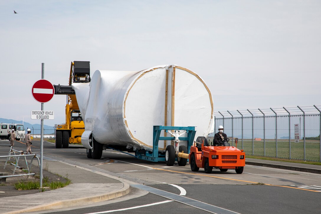 5月16日、岩国基地の航空機下士官乗組員用の訓練施設に移送される、KC-130J機体訓練装置（FuT）。FuTを使用することで、KC130-Jの乗組員は同機の構造に関する訓練ができ、乗組として認定を受けるために必要なフライトの回数を減らすことができる。（写真：ミッチェル・オースティン伍長）