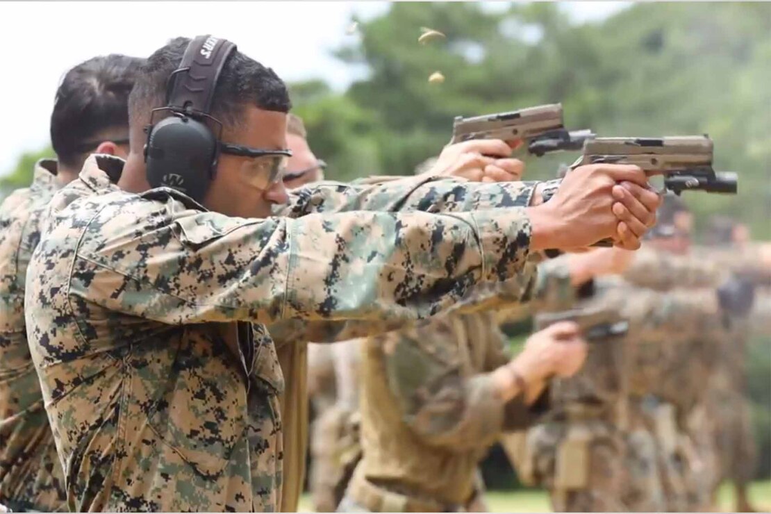 アメリカ海兵隊員の偵察隊がM18ピストルを使って射撃訓練を行う様子です。