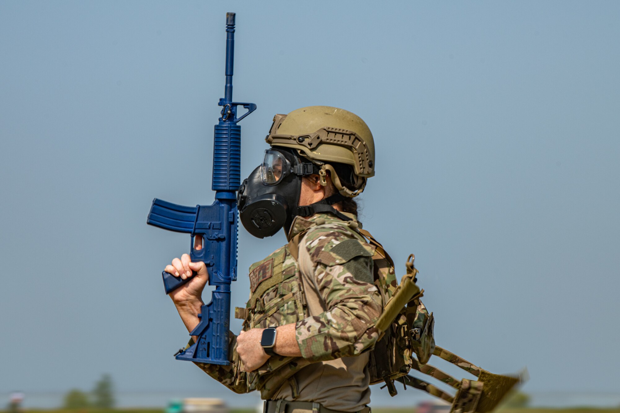 Airman 1st Class Bethany Peoples, 8th Security Forces Squadron defender, competes in the Defender Challenge during Police Week 2022 at Kunsan Air Base, Republic of Korea, May 17, 2022. National Police Week pays special recognition to law
enforcement officers who have lost their lives in the line of duty for the safety and protection of others. (U.S. Air Force photo by Staff Sgt. Jesenia Landaverde)