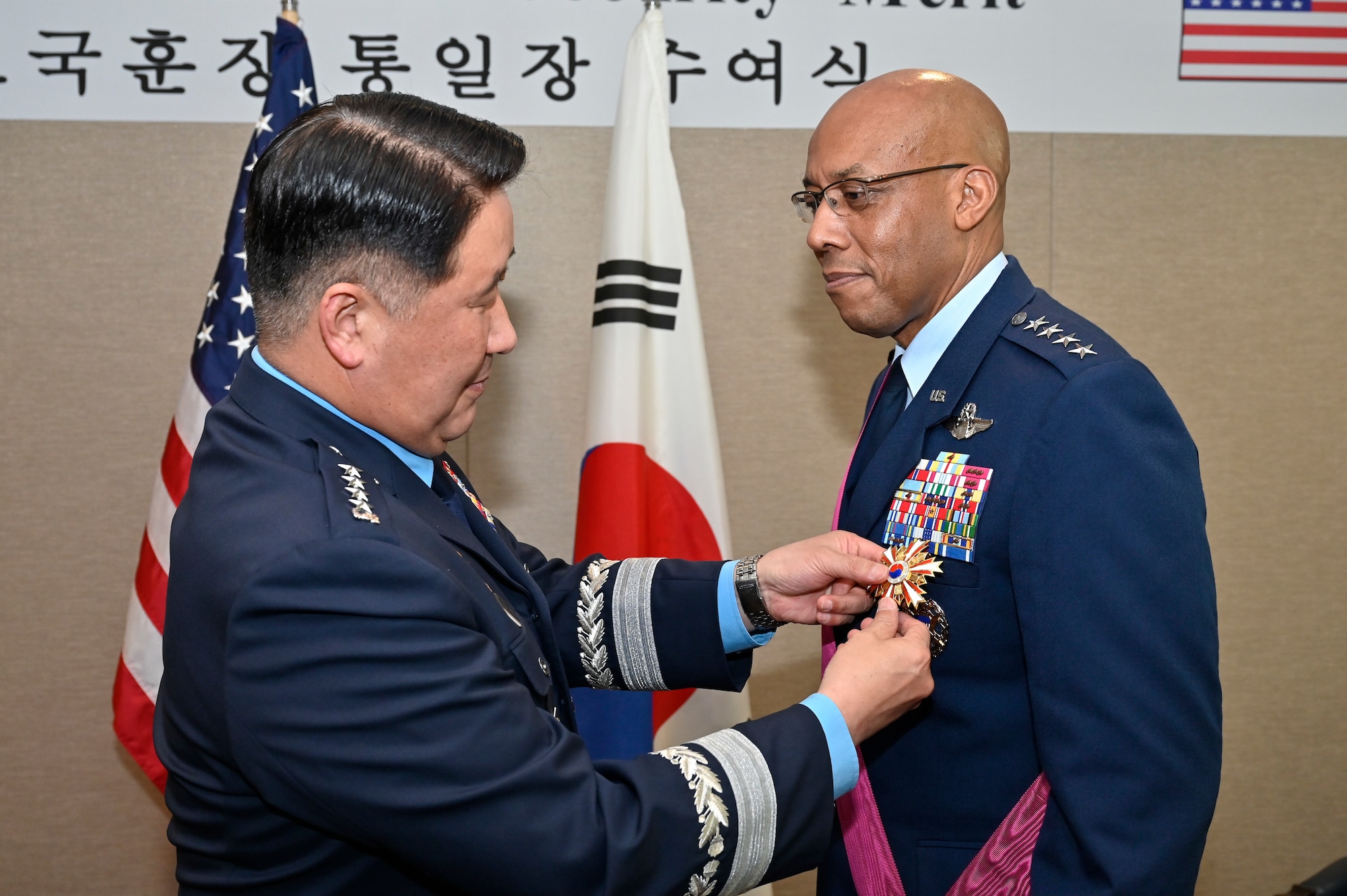 Chief of Staff of the Republic of Korea Air Force Gen. Park Inho presents the Order of National Security Merit, Tong-Il Medal to Air Force Chief of Staff Gen. CQ Brown, Jr.