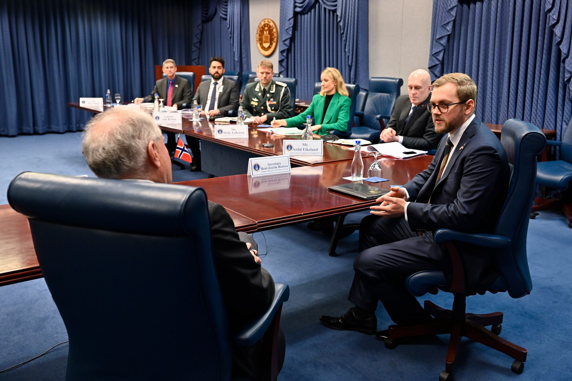 Norwegian State Secretary Bent-Joacim Bentzen speaks with Secretary of the Air Force Frank Kendall.