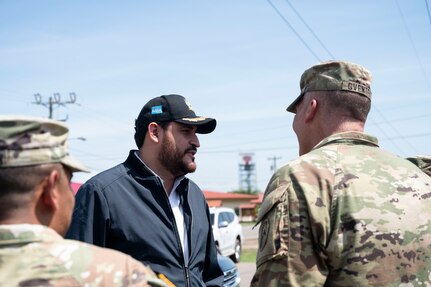 Honduran Secretary of Defense visits Soto Cano Air Base