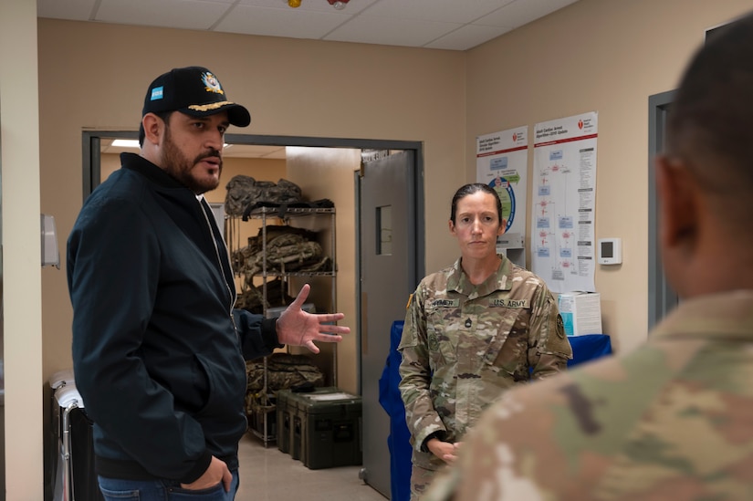 Honduran Secretary of Defense visits Soto Cano Air Base