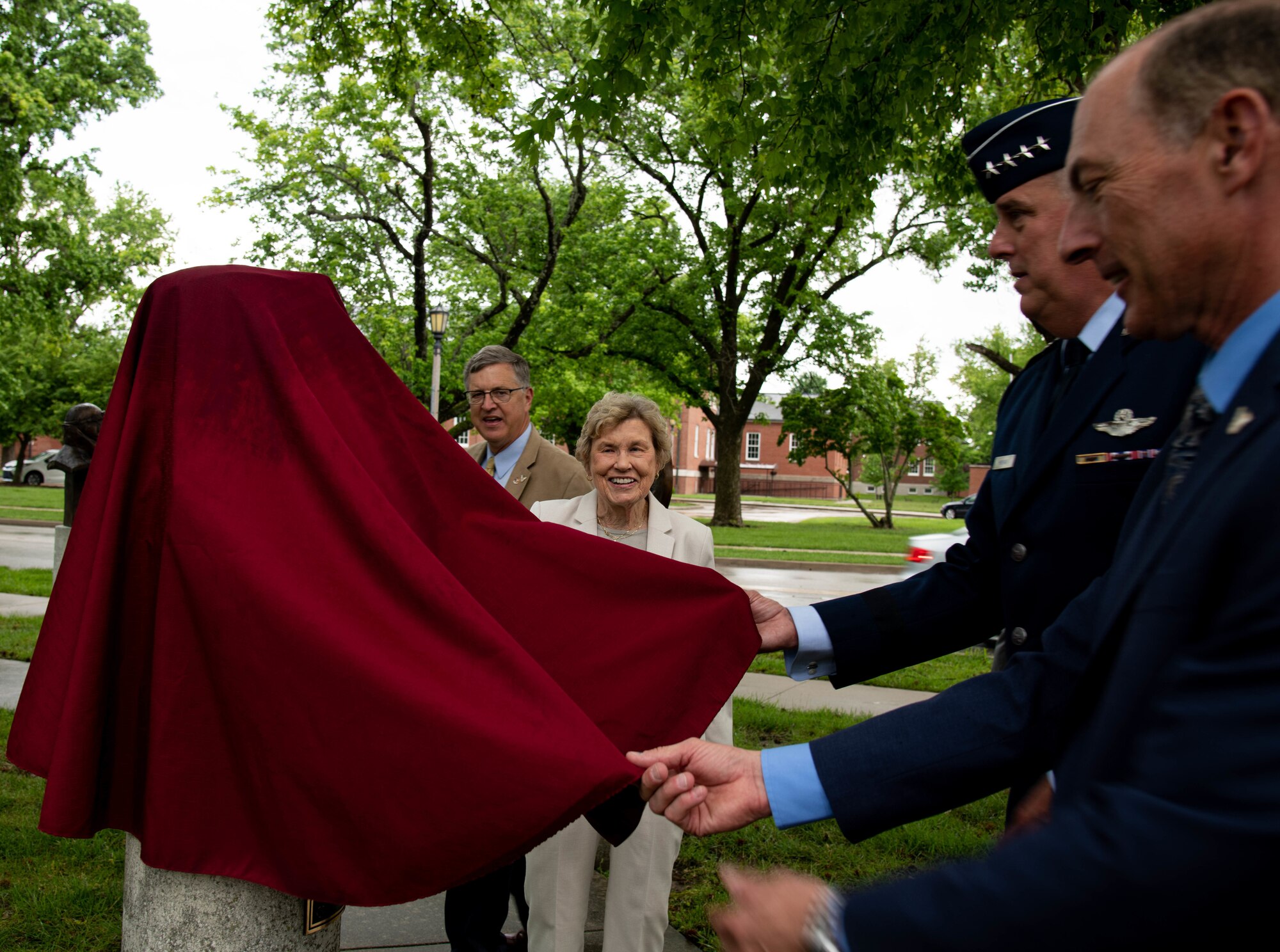 Air Force members unveil statue