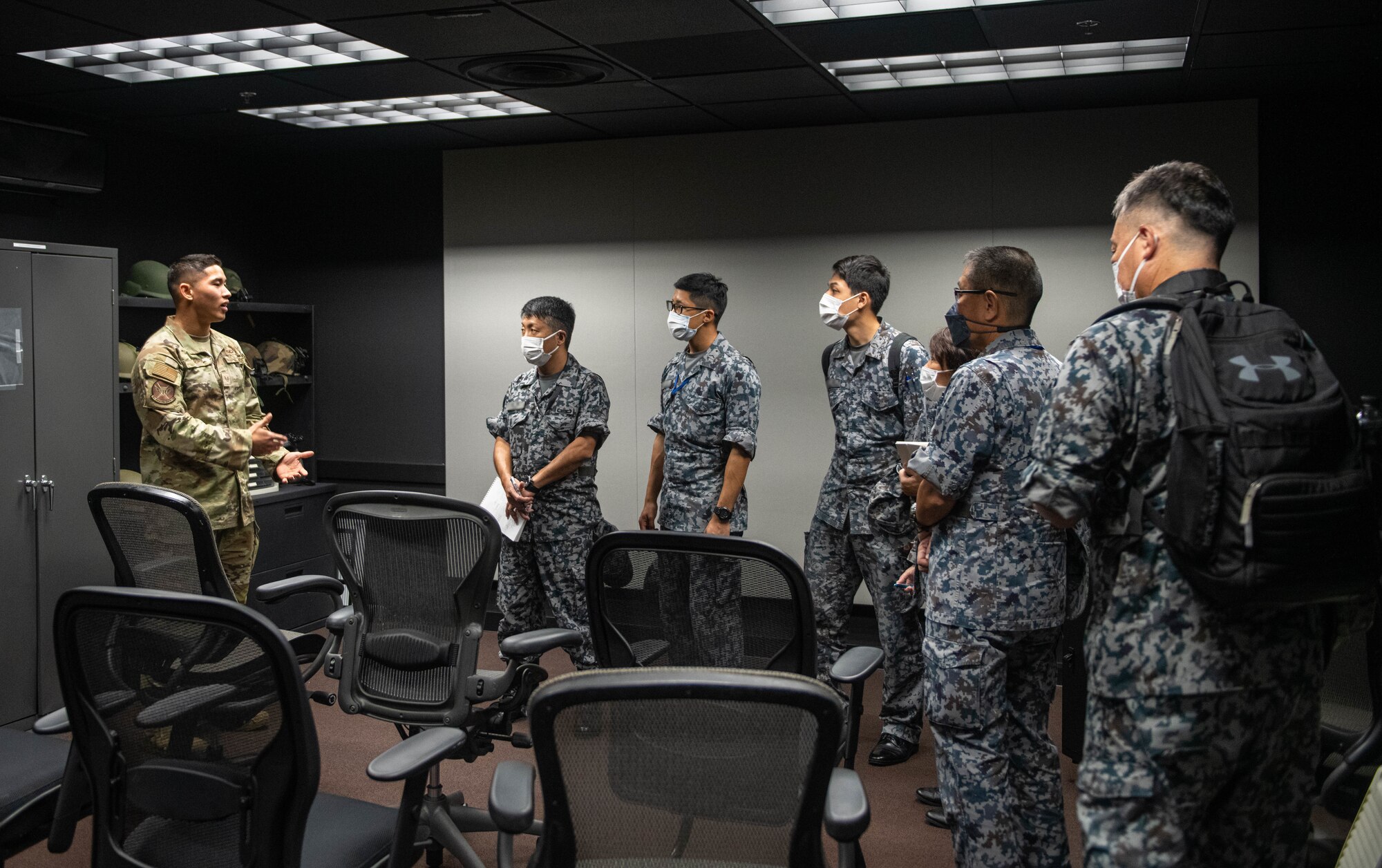 JASDF members tour physiology lab.