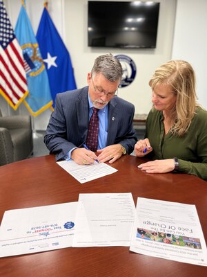 DLA Energy Deputy Commander completes a pledge form