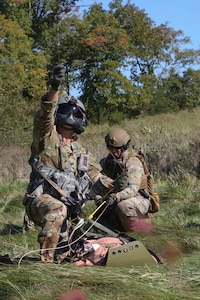 Joint training exercise with Det. 2, Co. G, 3/238th Aviation MEDEVAC, Cox Health and Missouri State Highway Patrol at Hercules Glade Wilderness, Bradleyville, Mo., Oct. 06, 2022. Multiple Missouri departments teamed up to practice life-saving MEDEVAC scenarios. (Photo by U.S. Army National Guard Spc. Rose Di Trolio.)