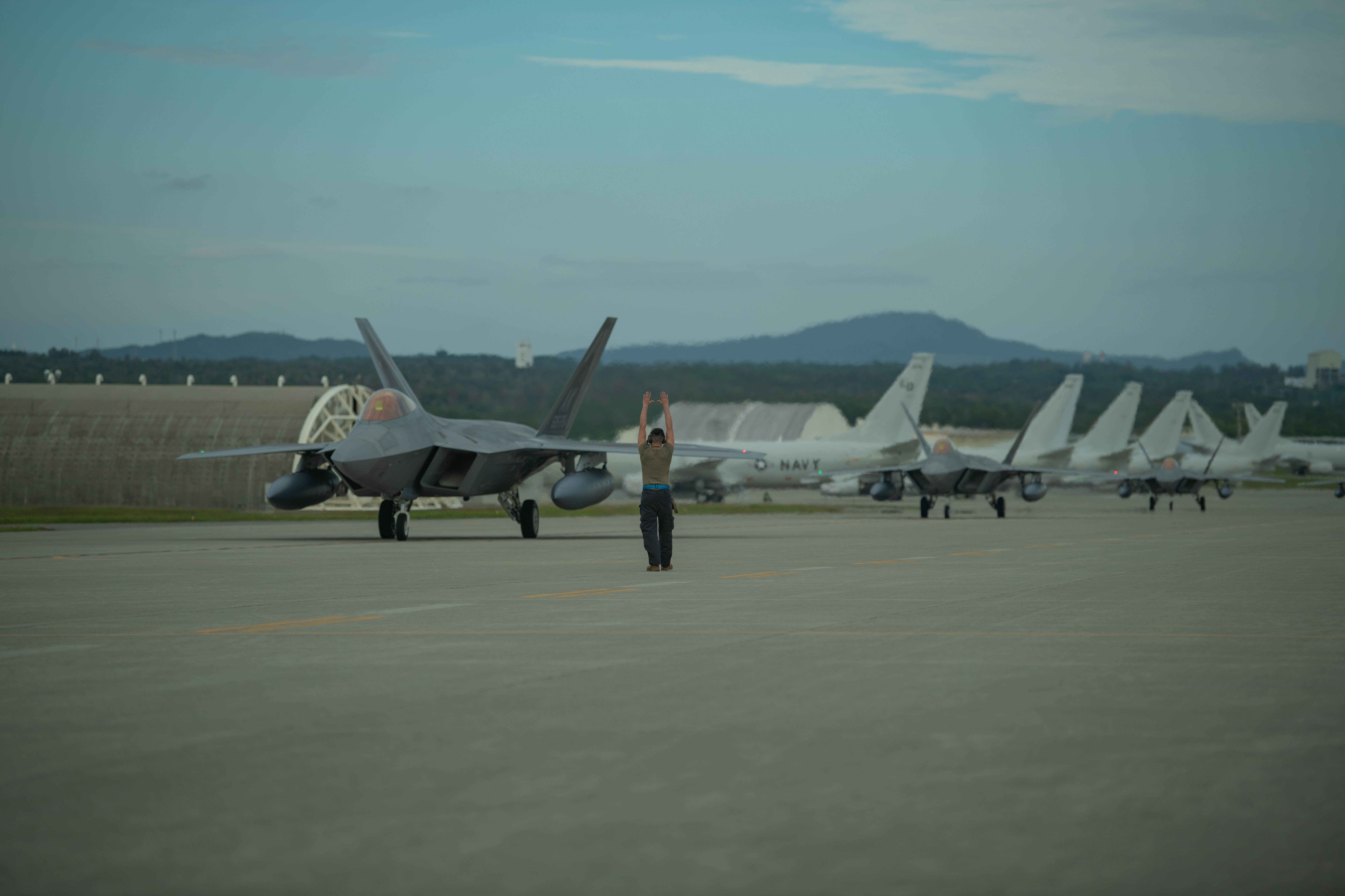 【訳あり】 bring F-22As air for preparation in Kadena to dominance 航空機・ヘリコプター