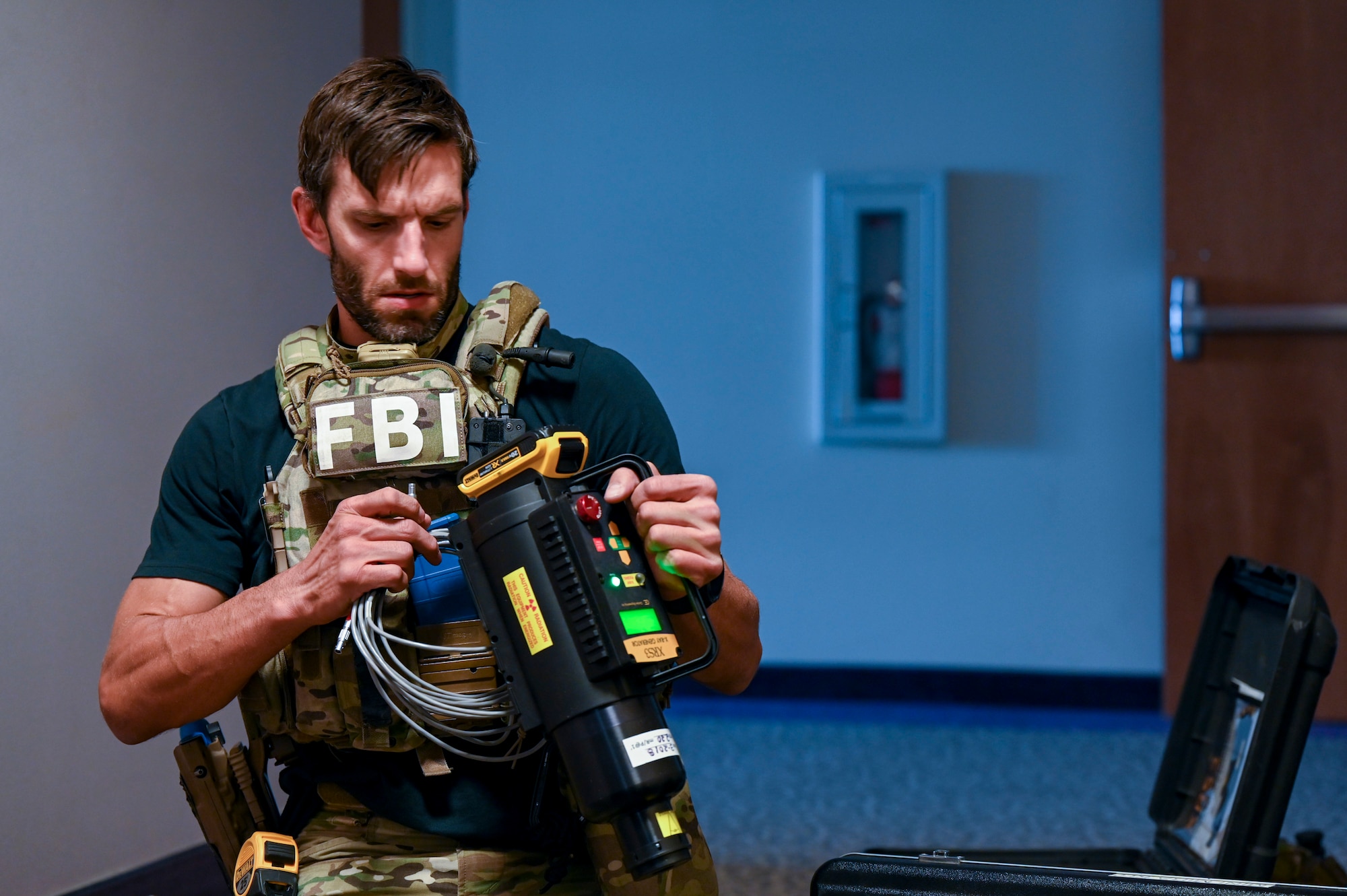 an Arizona FBI agent prepares an x-ray device