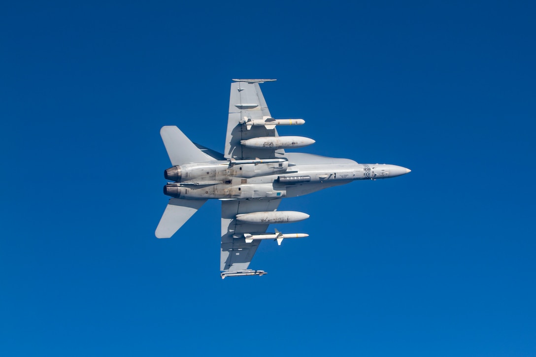 F/A-18ホーネットのミサイル充填訓練