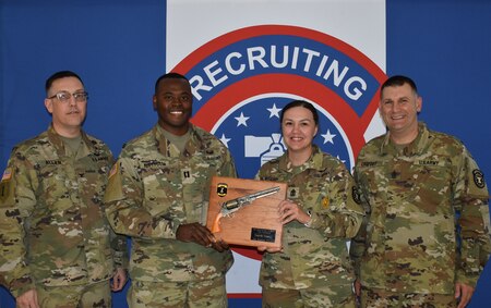 Soldiers with award