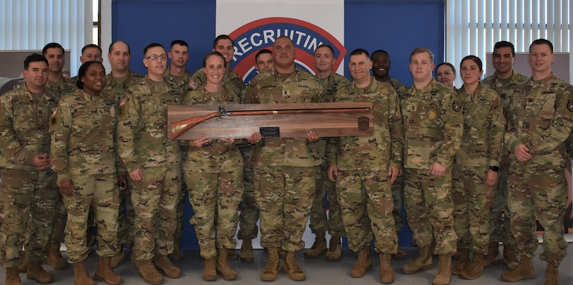 Group of soldiers with recruiting award