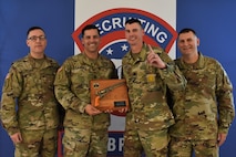 Recruiting soldiers pose with award