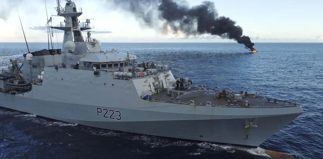 Royal Navy ship HMS Medway and US Coast Guard boarding team seized more than 400kg of cocaine from a boat in the Caribbean.