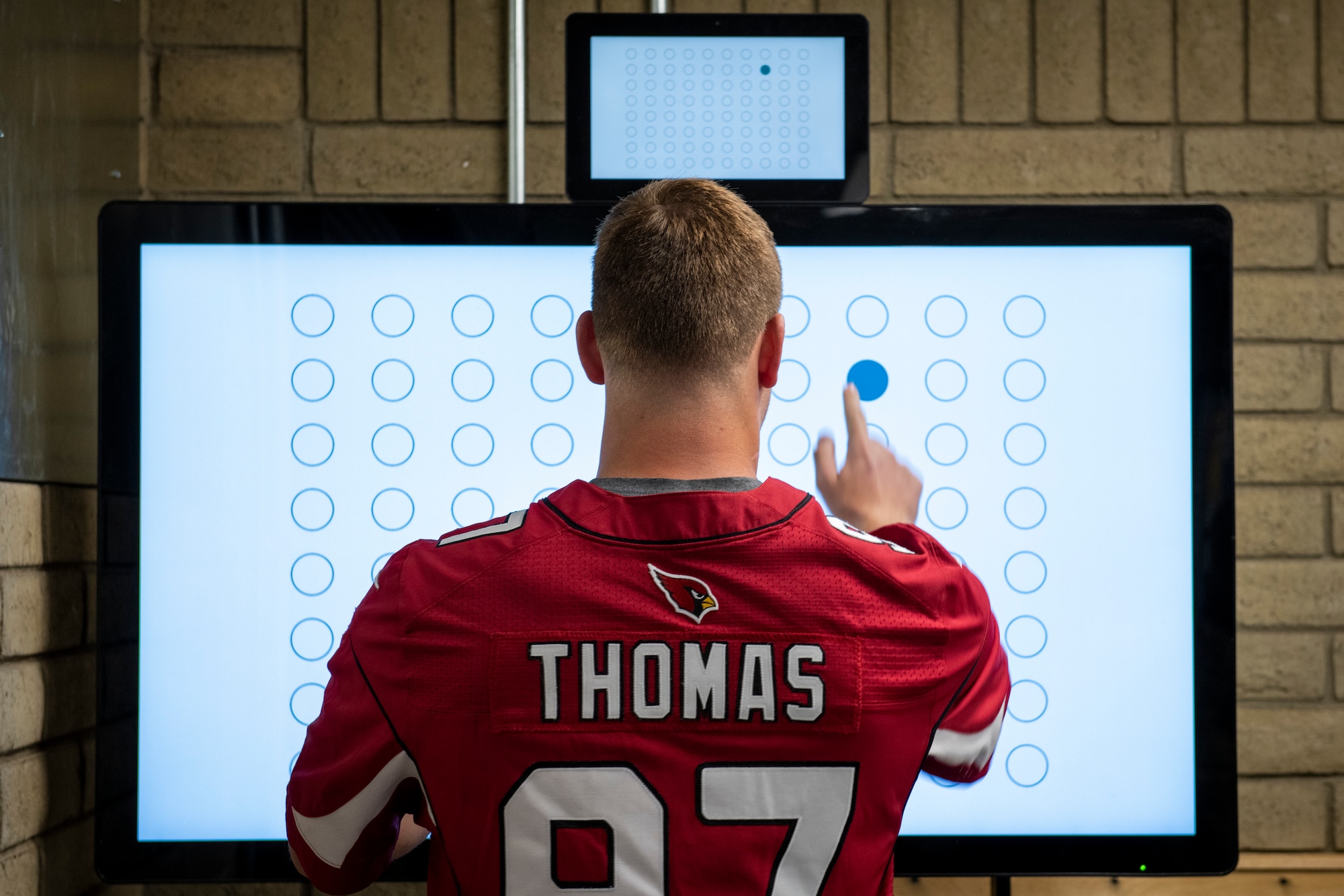Cameron Thomas, Arizona Cardinals offensive linebacker, tests his cognitive recognition speed at the Tactical Integrated Training and Nutrition (TITAN) Arena Nov. 1, 2022, at Luke Air Force Base, Arizona.