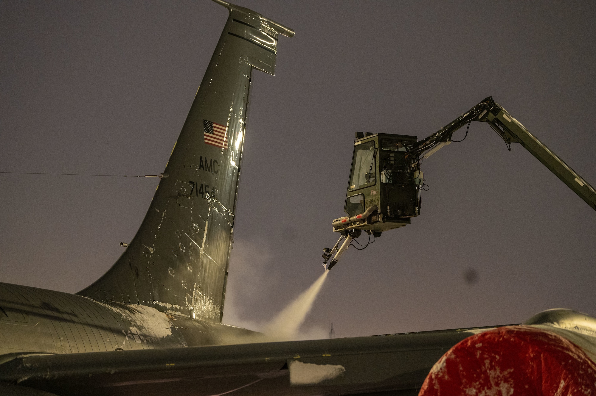 U.S. Air Force Airmen from the 92nd Aircraft Maintenance Squadron deice a KC-135 Stratotanker during Titan Fury 23-1, at Fairchild Air Force Base, Washington, Nov. 7, 2022. Titan Fury is a total force readiness exercise conducted to validate the training of crews and ensure Fairchild’s Airmen can provide rapid global mobility at a moment’s notice. (U.S. Air Force photo by Airman 1st Class Stassney Davis)