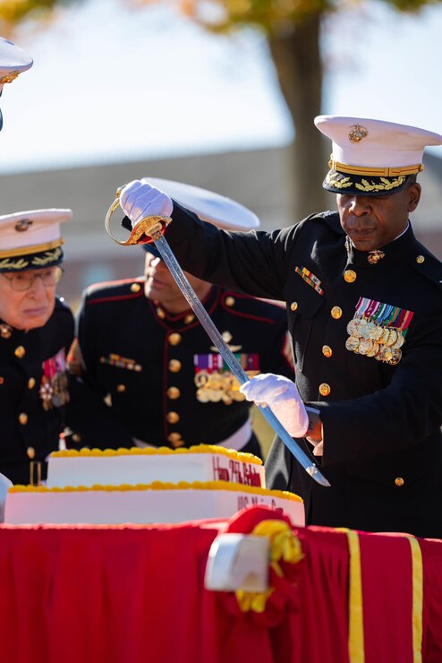 ヴァージニア州海兵隊クワンティコ基地で247回目の海兵隊創立記念日のケーキカットセレモニーが行われました。
式典では慣例で会場内の一番若い海兵隊員と最年長の海兵隊員がケーキをいただきます。ケーキをソードカットしたのはクワンティコ基地司令官です。