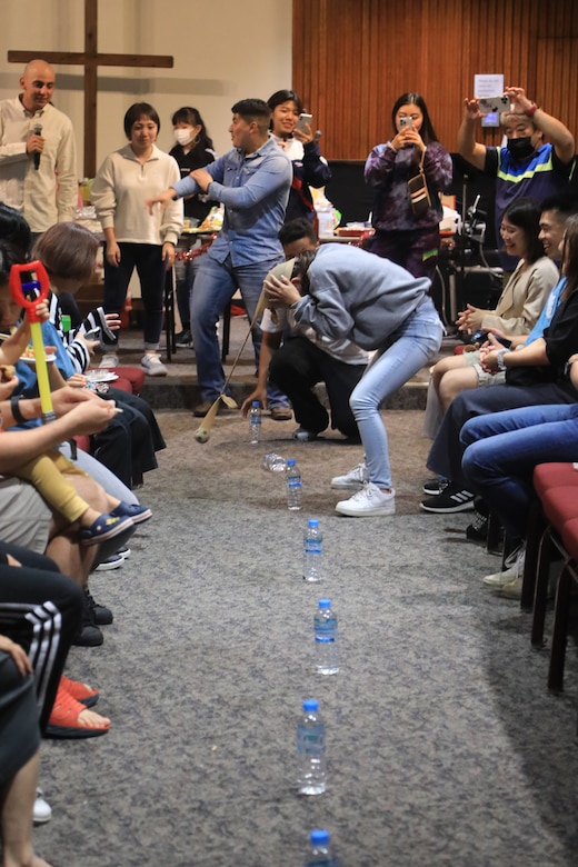 １１月１５日にポットラックの一品持ち寄り形式の秋の集いが開催された。チャペル内は大勢の参加者で賑わい、子供たちは顔見知りのお友達と仲良く遊び、参加者たちは顔なじみの海兵隊員や、初めての隊員達とも物怖じせず、思い思いに会話を弾ませていた。