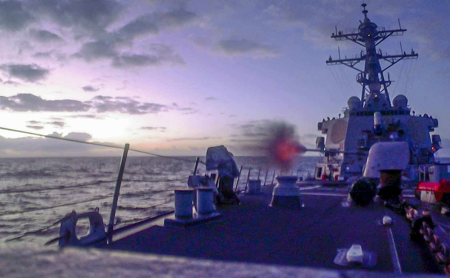 アメリカ海軍　USS BENFOLD 飾り額 221113-N-YA628-4001.JPG
