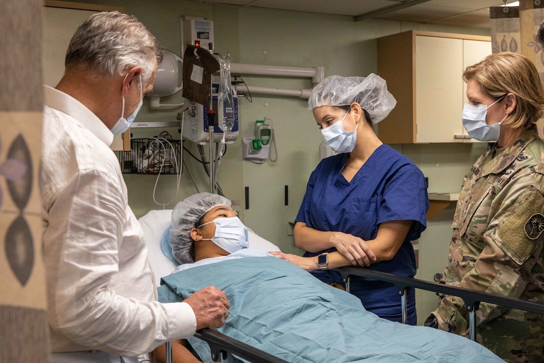 van Velasquez Gomez, left, Minister of Defense of Colombia, and Gen. Laura Richardson, commander of U.S. Southern Command, speak to a patient during a tour of hospital ship USNS Comfort (T-AH 20) during Continuing Promise 2022, in Cartagena, Colombia on Nov. 14, 2022.