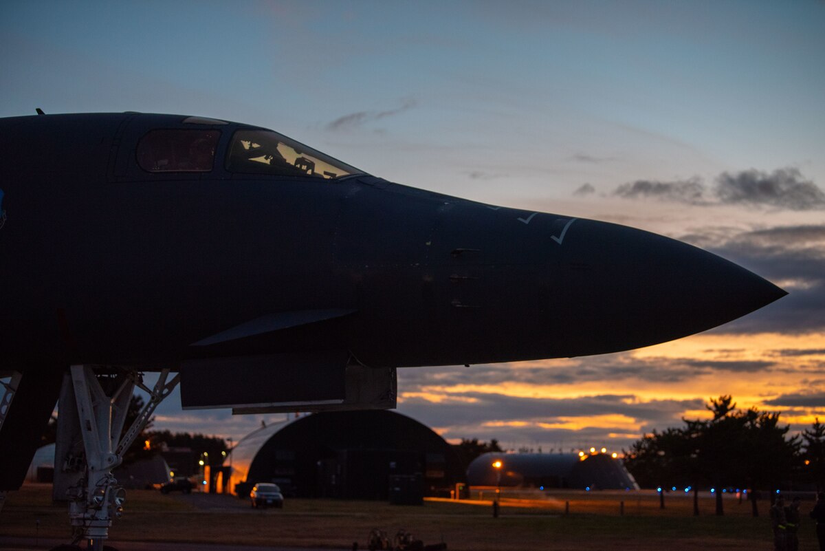 37th EBS Airmen crush hot pit refuel in Misawa