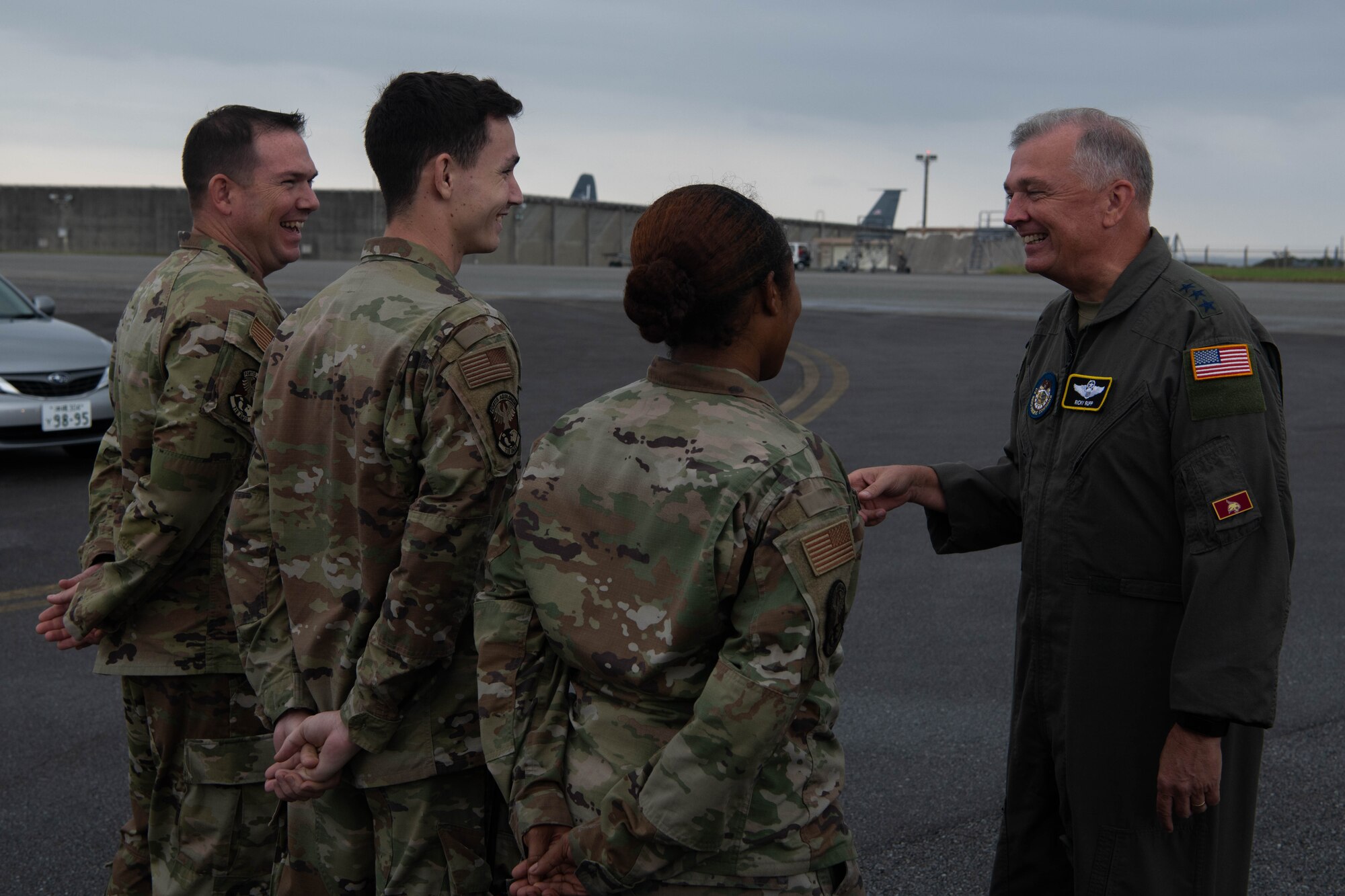 COMUSFJ greets Airmen.