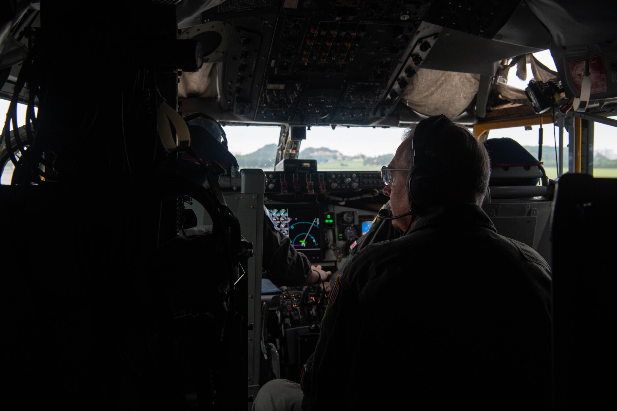 COMUSFJ talks with an air crew.