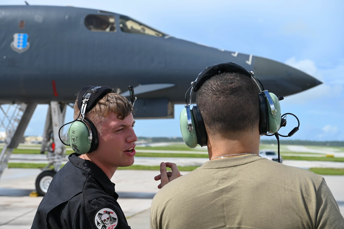 37th Expeditionary Bomb Squadron Airmen crush hot pit refuel in Guam