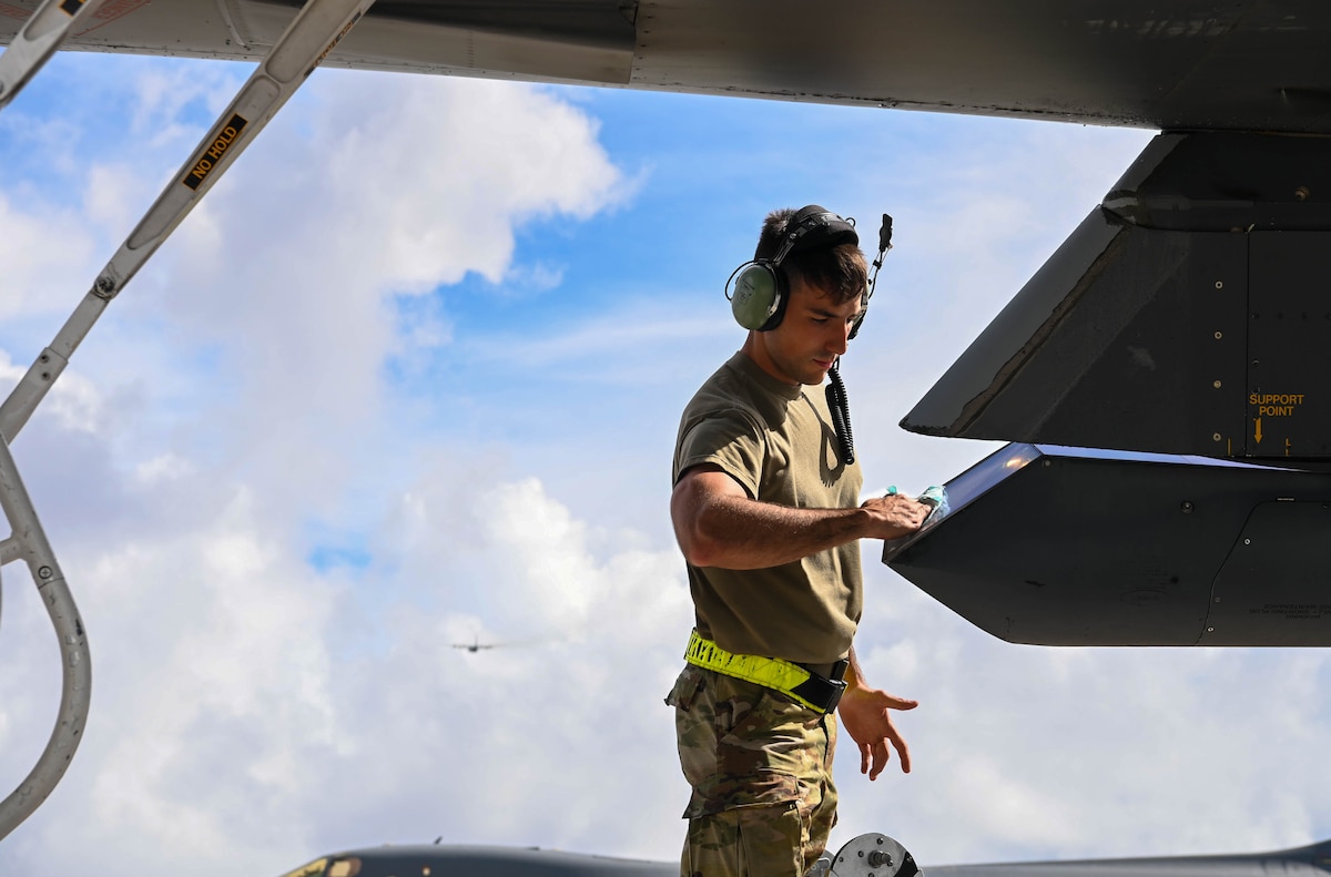 37th Expeditionary Bomb Squadron Airmen crush hot pit refuel in Guam