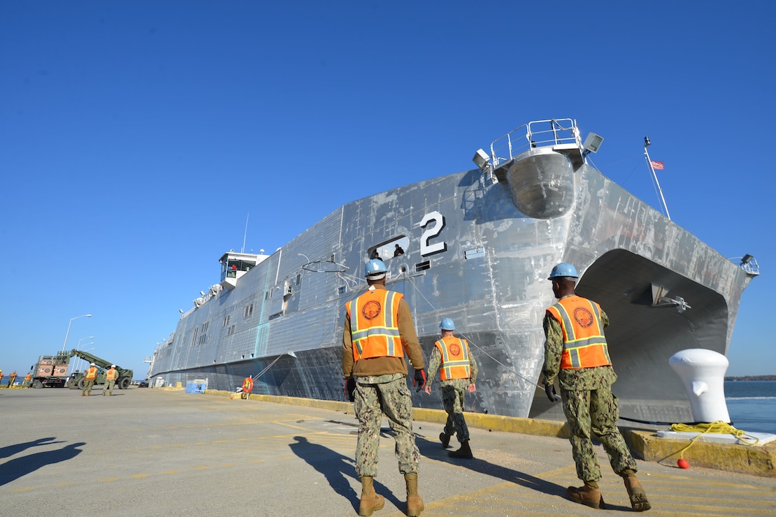 Sailors from Navy Cargo Handling Battalion 1 (NCHB 1) prepare to receive shot lines as the Military Sealift Command joint high-speed vessel USNS Choctaw County (JHSV 2) prepares to moor pier side Cheatham Annex.
