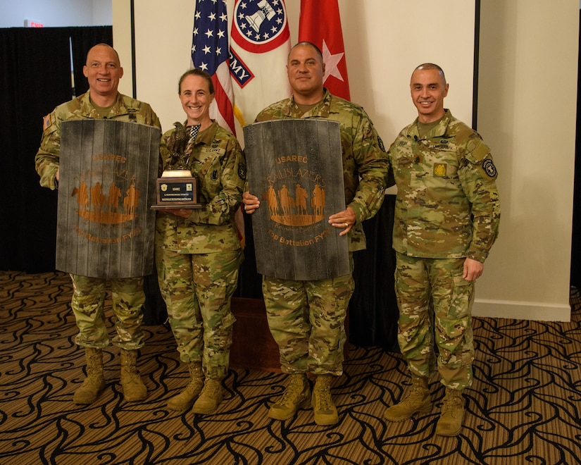 men and women wearing u.s. army uniforms standing in front of flags.