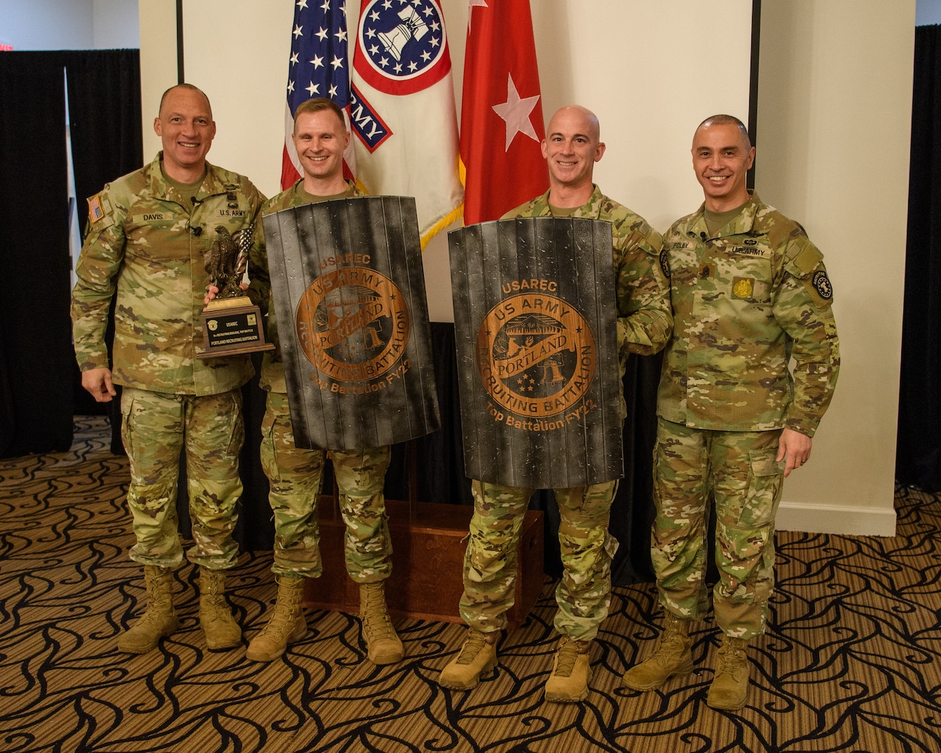 men and women wearing u.s. army uniforms standing in front of flags.