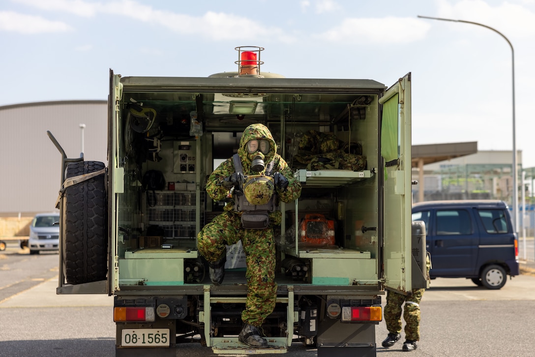 11月15日、米海兵隊岩国航空基地で実施中の基地警護訓練「アクティブシールド」で、模擬危険物火災訓練中に医療搬送車から降りる陸上自衛隊第13旅団所属の隊員。アクティブシールドは毎年実施されている日米二国間訓練で、自衛隊と米軍の有事への対応能力を試し、岩国基地が直面する課題に協力的に対処することを目的としている。（写真：ランス・ケル伍長）