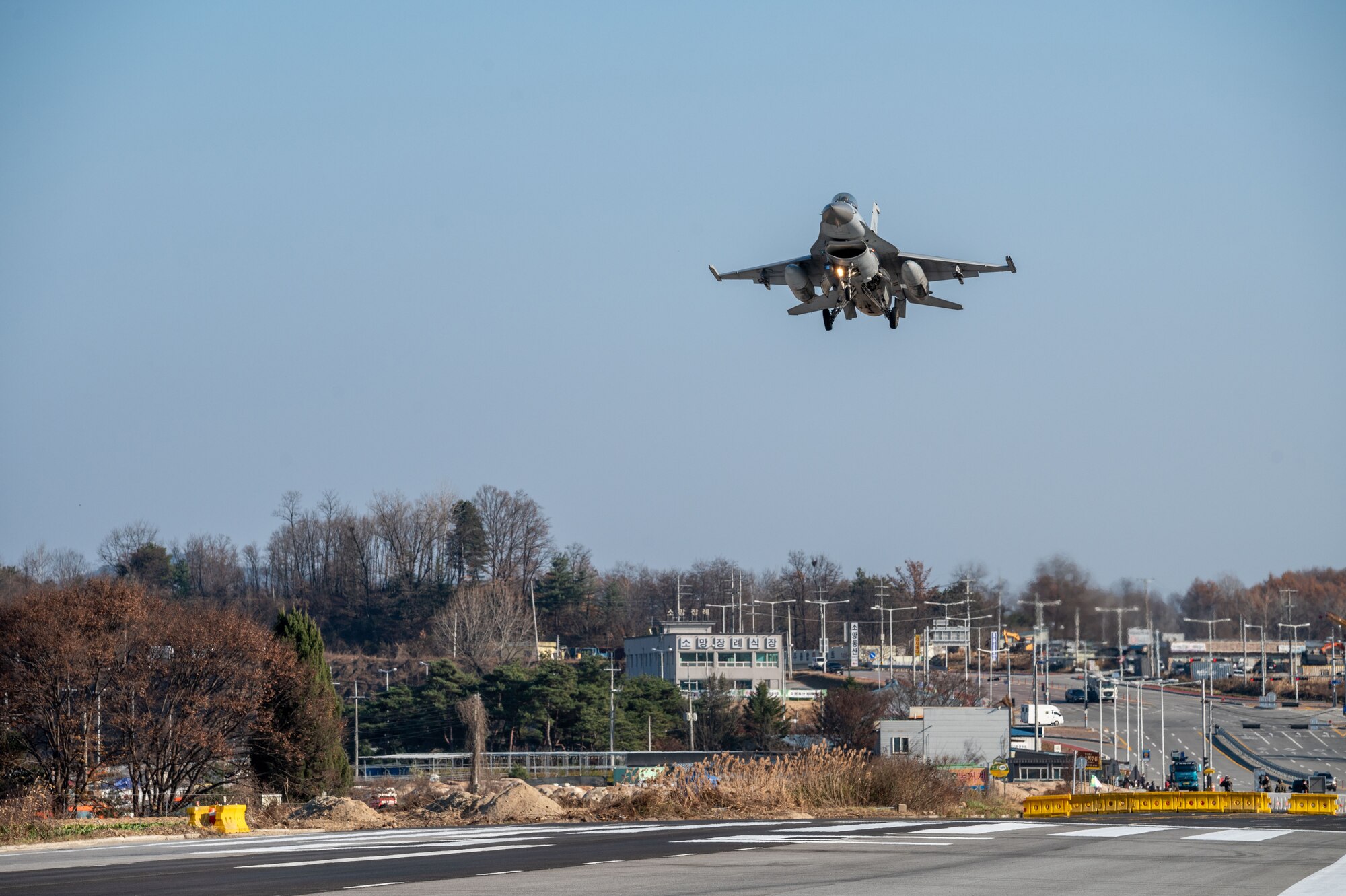 A Republic of Korea Air Force KF-16 Fighting Falcon performs a low approach at an emergency landing strip as part of a combined training event involving U.S. Air Force and ROKAF partners