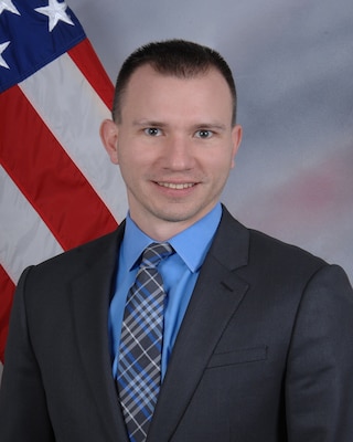 A photo of Shawn Carpenter with an American flag