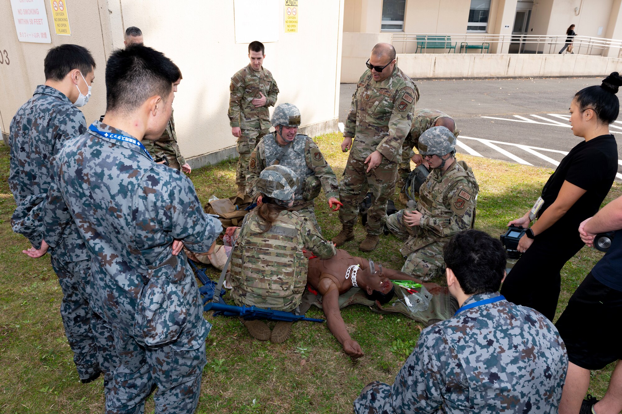 JASDF observers watch US medics train on a medical dummy