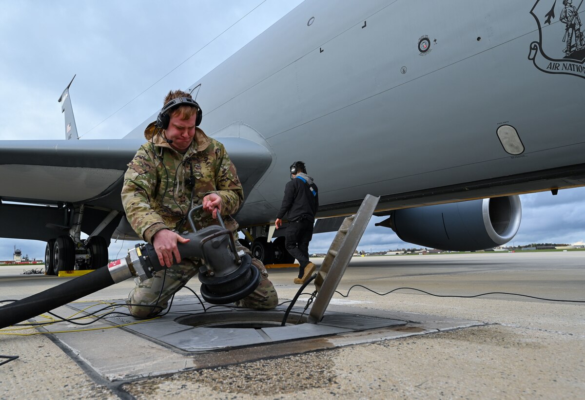 KC135 hotpit refuel > 505th Command and Control Wing > Article Display