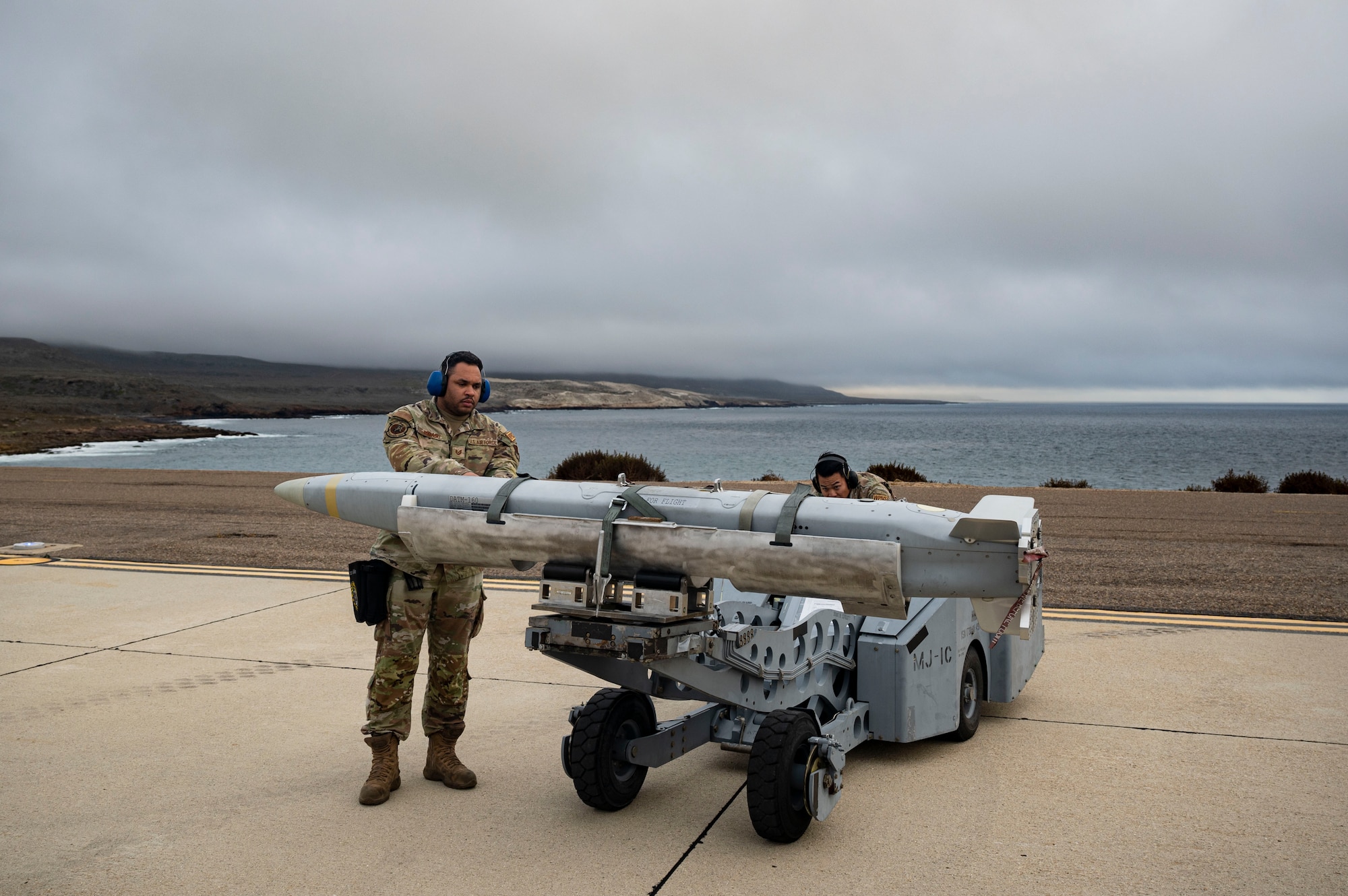 Airman load weapon.