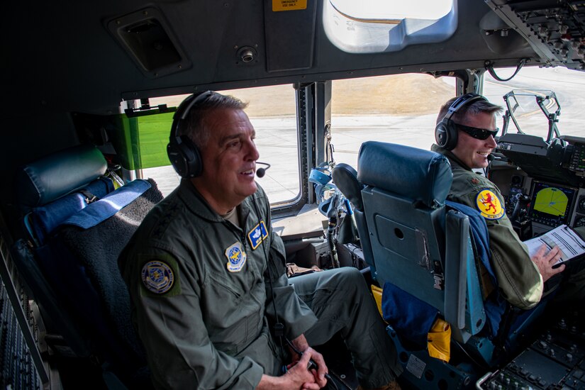 Gen. Mike Minihan talks with pilots on  C-17 Globemaster III.