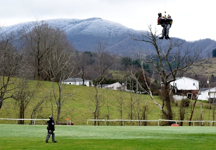 HART demonstrates hoist capabilities for SWVA emergency managers