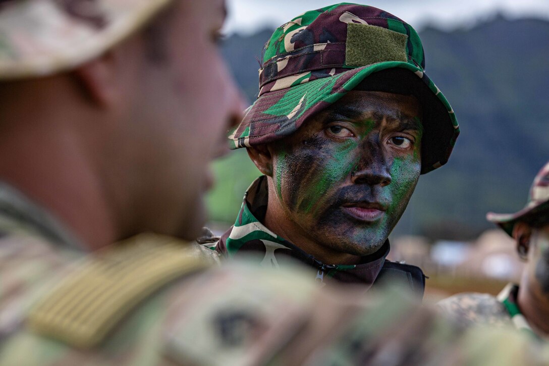 A Maneuver Team Company Soldier assigned to the Indonesian Army Tentara National Indonesia Angkatan Darat (TNI-AD) 127th Batallion, receives instruction during an exercise at Joint Pacific Multinational Readiness Center Rotation (JPMRC) 23-01 at Schofield Barracks, Hawaii, Oct. 30, 2022. Troops from the Indonesian Army TNI-AD and 5th Security Forces Assistance Brigade will work hand in hand during the duration of JPMRC to receive realistic training and bolster relations between the U.S. and other partner forces throughout the Indo-Pacific. (U.S. Army photo by Cpl. Trevor Franklin)